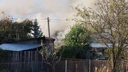 Pożar drewnianego domu w Świlczy. Na miejscu 8 zastępów straży pożarnej [WIDEO]