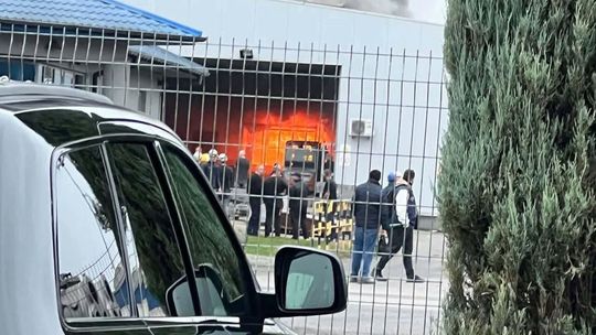 Pożar hali zakładu aluminiowego w Stalowej Woli. Trwa akcja gaśnicza [WIDEO]