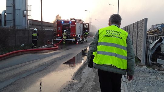 Pożar sortowni odpadów w Strzyżowie: Służby monitorują stan środowiska