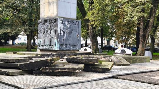 Rusza demontaż Pomnika Wdzięczności Armii Radzieckiej z Placu Ofiar Getta [ZDJĘCIA]