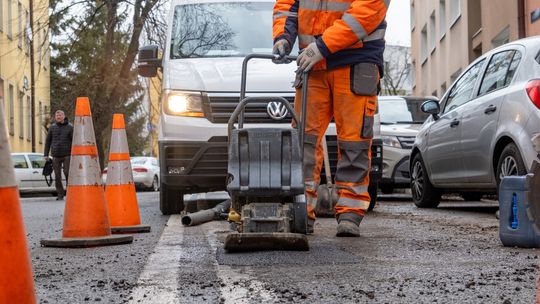 Rzeszów łata dziury po zimie. Ruszają intensywne remonty z użyciem gorącej masy Rzeszów łata dziury po zimie. Ruszają intensywne remonty z użyciem gorącej masy