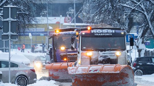 Rzeszów w walce ze śniegiem. Na drogach i chodnikach 70 pługów i posypywarek oraz 120 pracowników Rzeszów w walce ze śniegiem. Na drogach i chodnikach 70 pługów i posypywarek oraz 120 pracowników