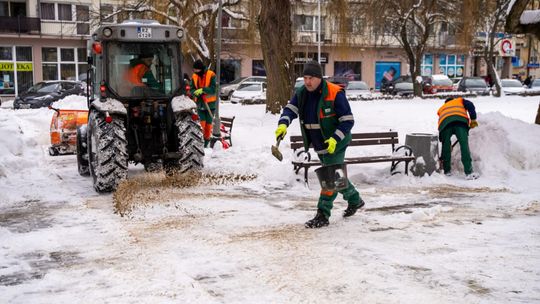 Rzeszów wciąż walczy ze śniegiem! Ratusz ostrzega przed gołoledzią