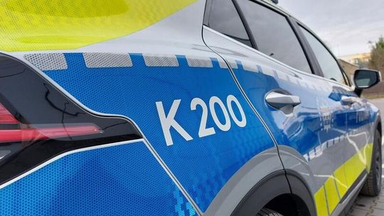 Samochód uderzył w poduszkę energochłonną przy zjeździe z A4 na MOP Dąbry. Są utrudnienia w kierunku Rzeszowa