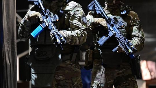 Strzały w galerii? Spokojnie – to tylko ćwiczenia. Kontrterroryści trenowali scenariusz „Active Shooter” [ZDJĘCIA]
