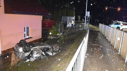 Szaleńczy rajd pod Jarosławem! 20-latek pędził 200 km/h, dachował i uszkodził dom [WIDEO]