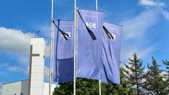 Uniwersytet Rzeszowski przeżywa podwójną żałobę. Po śmierci pracowniczki UW oraz profesorki UR opuścili flagi