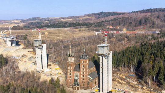 Wieża Mariacka, Rakieta Falcon 9 i estakada na Podkarpaciu, która je przebija [ZDJĘCIA]