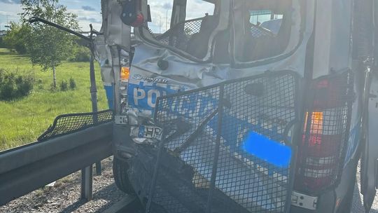Wypadek ciężarówki i policyjnego busa na A4 pod Rzeszowem. Ranni policjanci!