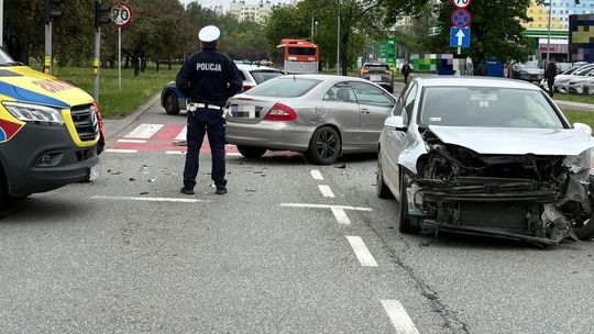 Wypadek na al. Rejtana w Rzeszowie. Zignorowała czerwone światło, dwie osoby w szpitalu!