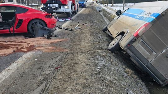 Wypadek w Wyżnem. Zderzenie trzech pojazdów, droga zablokowana Wypadek w Wyżnem. Zderzenie trzech pojazdów, droga zablokowana