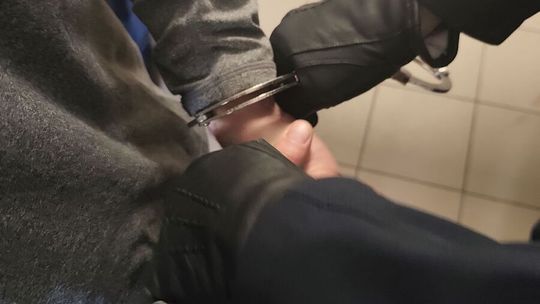 Wyrzuciła przez balkon niemal 100 tysięcy złotych! 32-letni „odbierak” w rękach rzeszowskiej policji Wyrzuciła przez balkon niemal 100 tysięcy złotych! 32-letni „odbierak” w rękach rzeszowskiej policji