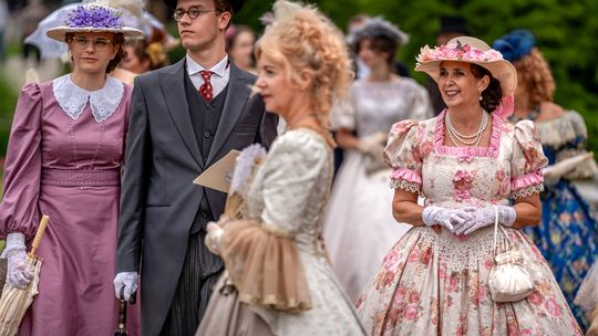 Z pasją przedstawiają historię w dawnych strojach. "Damy i Huzary" - spotkaliśmy ich w Rzeszowie [ZDJĘCIA]
