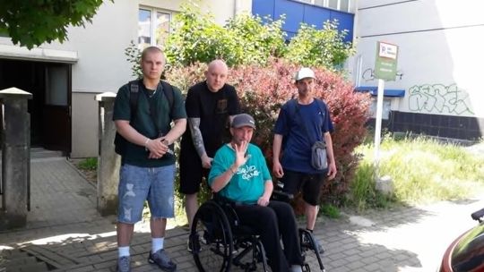 „Zapłacę za pomoc w zejściu po schodach”. Poruszający apel z Rzeszowa i niezwykły zryw sąsiedzkiej solidarności „Zapłacę za pomoc w zejściu po schodach”. Poruszający apel z Rzeszowa i niezwykły zryw sąsiedzkiej solidarności