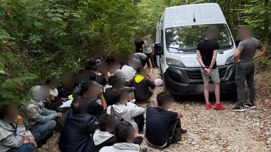 Zatrzymano "kurierów" przewożących migrantów. Wśród nich dwóch Polaków