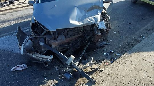 Zderzenie dwóch samochodów osobowych. Dwie osoby trafiły do szpitala Zderzenie dwóch samochodów osobowych. Dwie osoby trafiły do szpitala