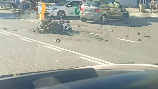 Zderzenie Mercedesa z motocyklem w centrum Rzeszowa. Dwie osoby w szpitalu