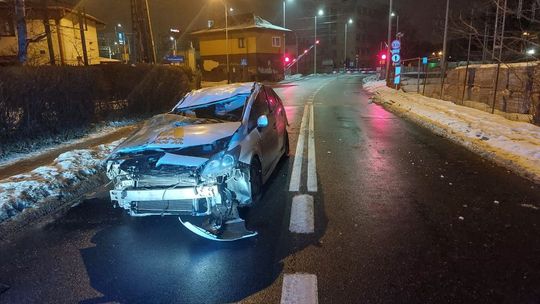Zignorował rogatki, uderzył w budynek i uciekł. Pijany kierowca zatrzymany po policyjnej akcji
