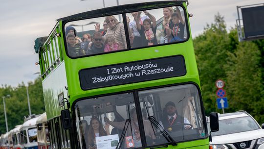 Zlot Zabytkowych Autobusów w Rzeszowie przyciągnął tłumy na zajezdnię MPK [DUŻO ZDJĘĆ!]