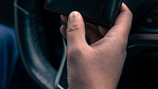 Znalazł portfel, wyjął 2 tys. zł i odjechał. Policjanci z Rzeszowa szybko ustalili jego tożsamość