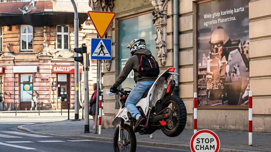 Został gwiazdą Stop Cham. Motocyklista stracił prawo jazdy za popis na jednym kole przed policją [WIDEO]