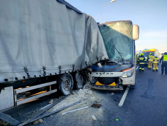 12 osób rannych w wyniku zderzenia autokaru z tirem na DK 77 w Skołoszowie
