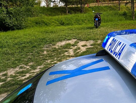 16-latek jechał motorowerem bez kasku i uprawnień. 1500 zł mandatu dla rodzica