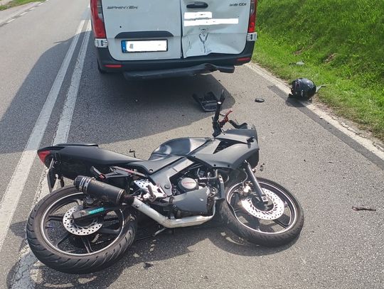 16-letni motocyklista trafił do szpitala po wjechaniu w busa!