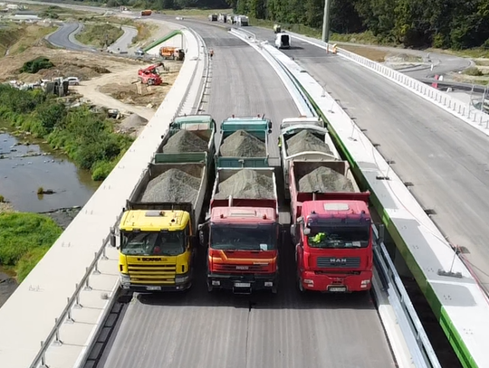 18 ciężarówek testowało estakadę na S19