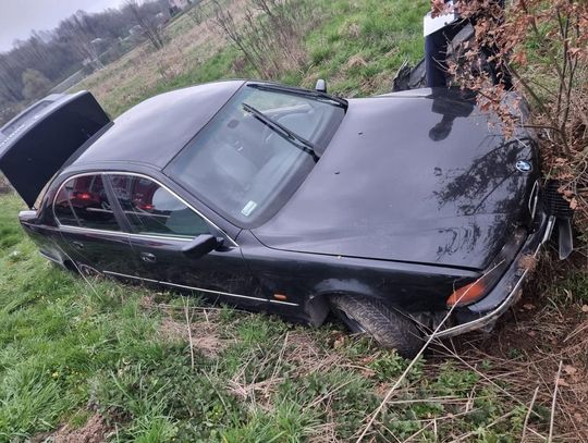 18-latek wjechał do rowu BMW. Nie posiadał uprawnień do kierowania pojazdem