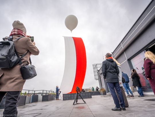 20-metrowa flaga Polski wzniesiona przez balon stratosferyczny w Rzeszowie [ZDJĘCIA]