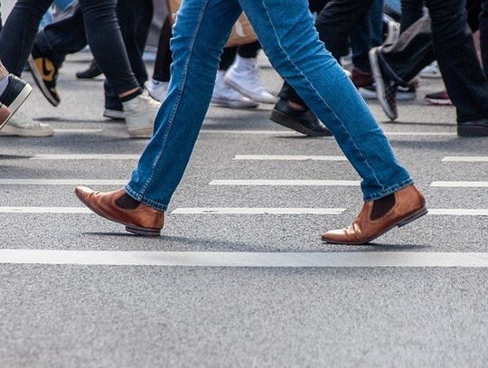 21-latek potrącony na oznakowanym przejściu dla pieszych. Trafił do szpitala