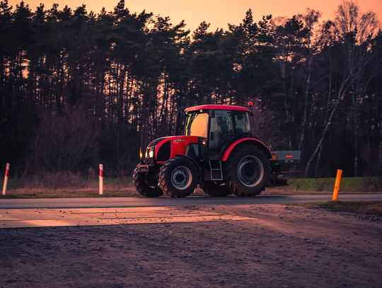 29-latek wjechał na tory traktorem podczas opuszczania rogatek