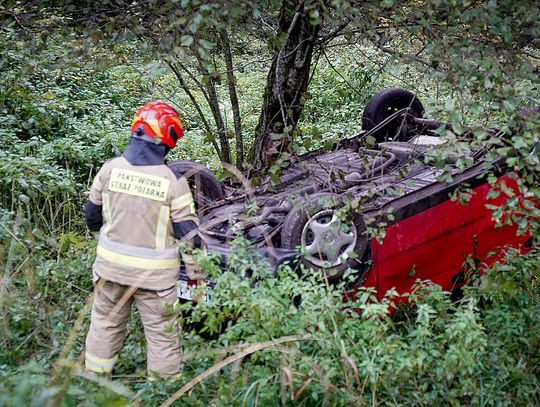 Wypadek na Podkarpaciu. Auto wypadło z drogi, kierowca cudem uniknął poważnych obrażeń