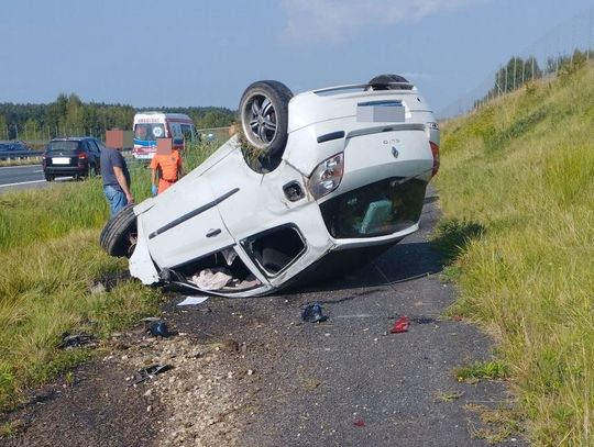 40-latek utracił kontrolę nad pojazdem i dachował