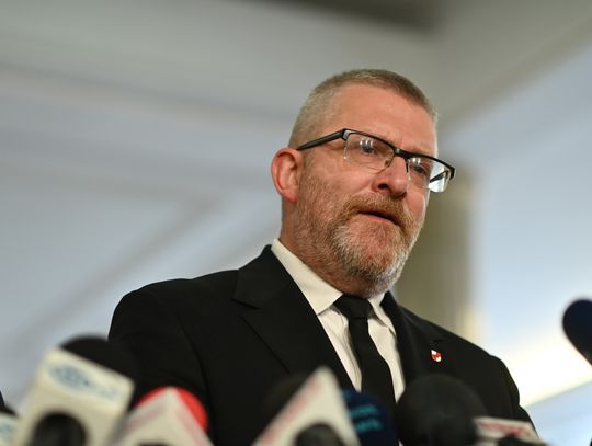 Grzegorz Braun przyjedzie do Rzeszowa. Jedni biją brawo, inni protestują