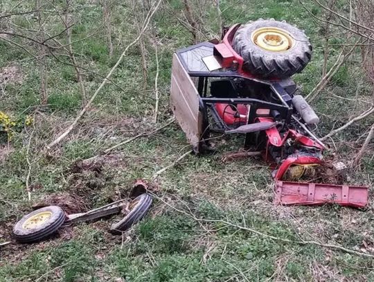 72-latek prowadzący ciągnik kilkukrotnie wywrócił swój pojazd!