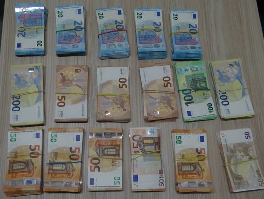 80 tys. euro ukryte w bagażu