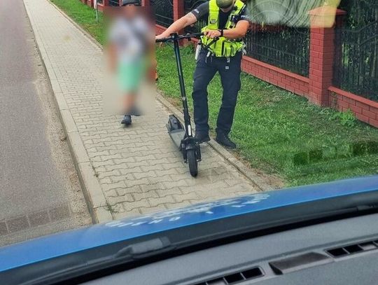 9-latek jechał hulajnogą elektryczną po jezdni. Jego mama dostała 1000 zł mandatu