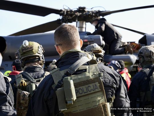 Akcja w górach jak z Hollywood. Black Hawk i kontrterroryści nad Bieszczadami Akcja w górach jak z Hollywood. Black Hawk i kontrterroryści nad Bieszczadami