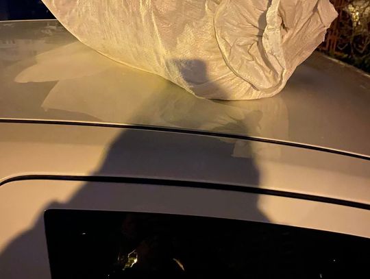 Akt wandalizmu na osiedlu 1000-lecia w Rzeszowie. Sprawca zniszczył samochody mieszkańców