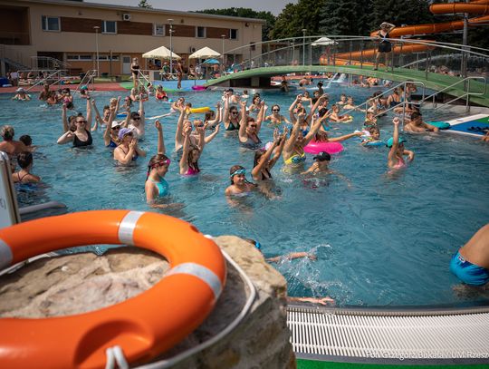 Aktywny weekend na basenach otwartych ROSiR. AquaFitness pod gołym niebem