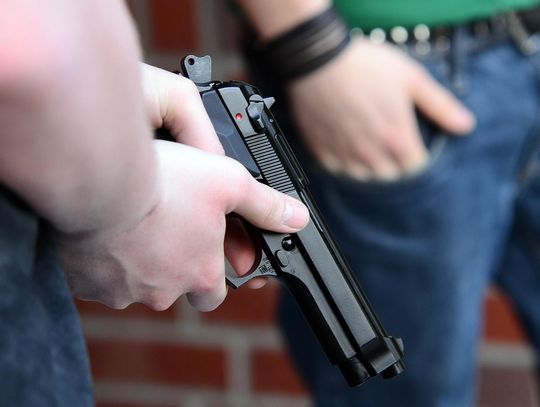 Alarm w Górze Ropczyckiej: Nietrzeźwy mężczyzna z "bronią" w pobliżu szkoły