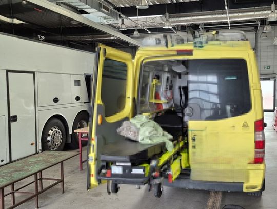 Ambulans pełen kontrabandy. Funkcjonariusze KAS przechwycili ponad 900 paczek papierosów