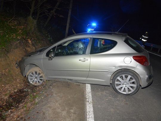 Auto 28-latki znalazło się w rowie. Kobieta miała ponad 2 promile alkoholu we krwi!