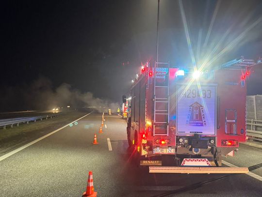 Auto stanęło w płomieniach na autostradzie A4. Długa akcja służb