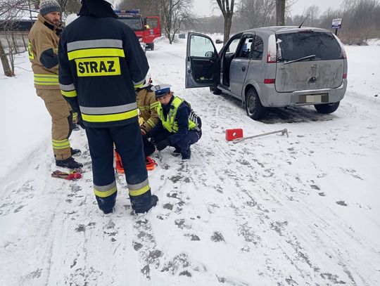 Auto z nieprzytomnym 34-latkiem z włącznym silnikiem stało na drodze. O życiu mężczyzny decydowały sekudy