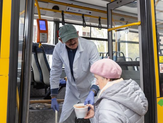 Autobus Ciepła rozwozi ciepłe posiłki dla potrzebujących