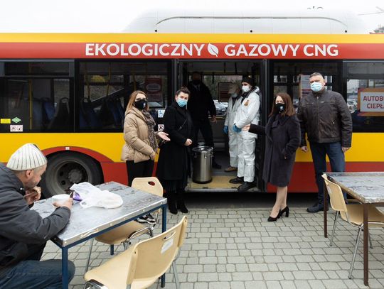 Autobus ciepła wydał ponad 10 tysięcy ciepłych posiłków