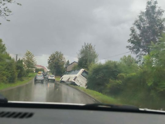 Autobus wpadł do rowu w Harcie w powiecie rzeszowskim. Trwa akcja ratunkowa